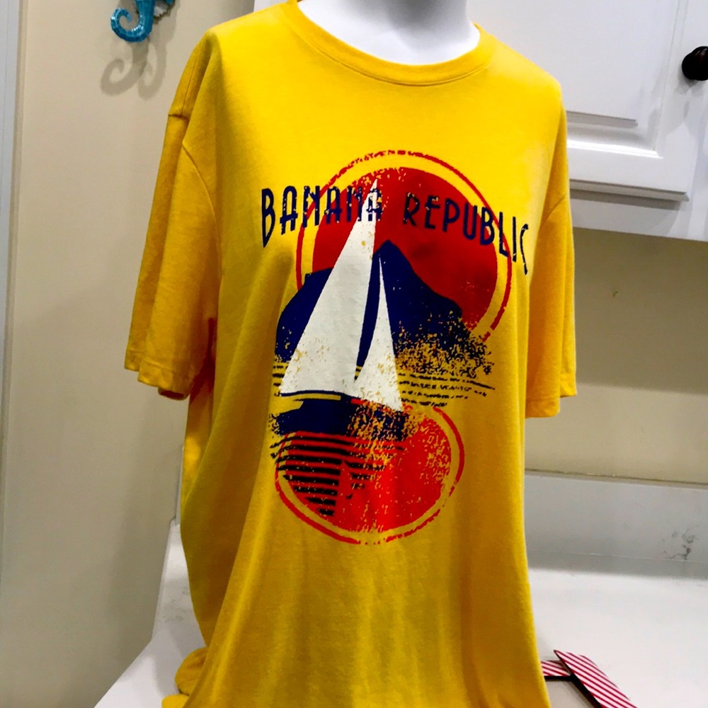 BANANA REPUBLIC T SHIRT. SO SOFT W BRIGHT COLORS AND YELLOW BACKGROUND. NWOT ❤️